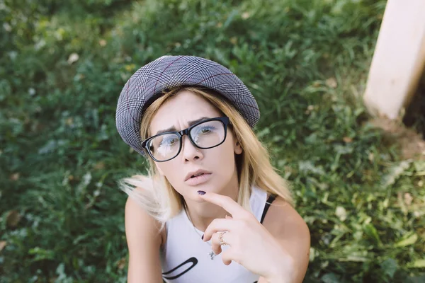 Pretty girl sitting and looking at the camera — Stock Photo, Image