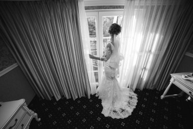 Gelin pencereden bakıyor