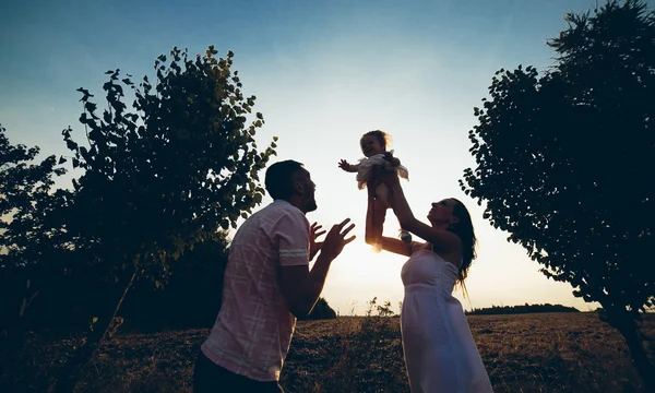 両親との時間を過ごす子供 — ストック写真