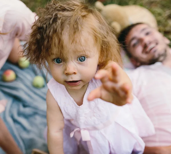 Ayah, ibu dan anak di taman — Stok Foto