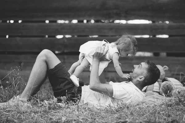 Glückliche Familie auf dem Rasen im Park — Stockfoto