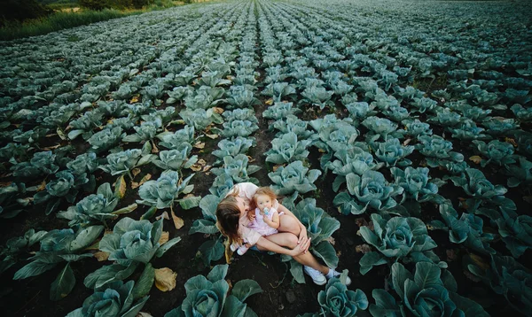 母亲和女儿在外地白菜 — 图库照片