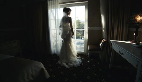 Mempelai wanita melihat melalui jendela — Stok Foto