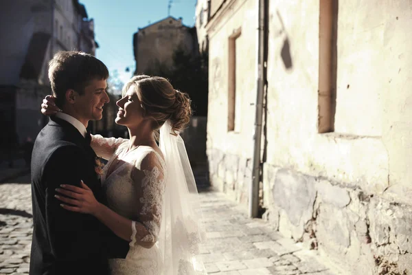 Menyasszony és a vőlegény az utcán pózol — Stock Fotó