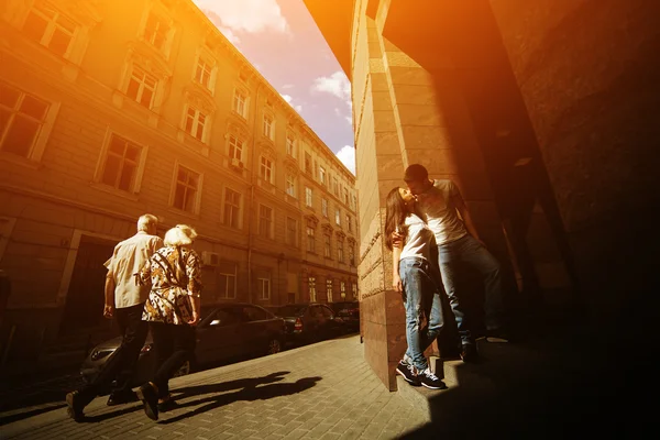 Couple have fun in the city — Stock Photo, Image