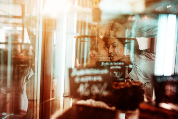 Casal se divertir na cidade — Fotografia de Stock