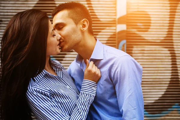 Casal se divertir na cidade — Fotografia de Stock