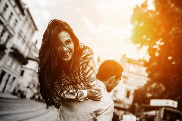 Pareja divertirse en la ciudad —  Fotos de Stock