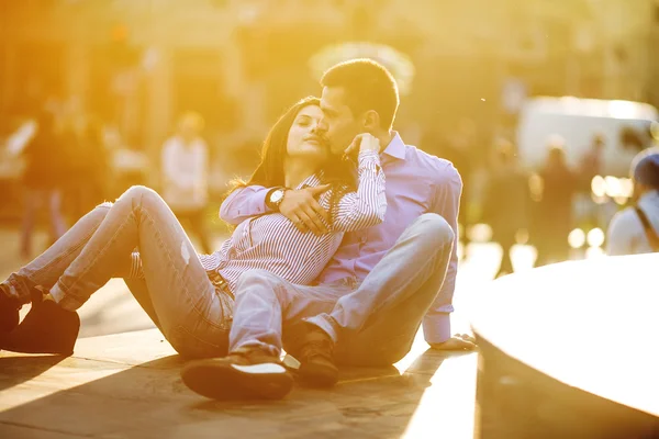 Couple have fun in the city — Stock Photo, Image