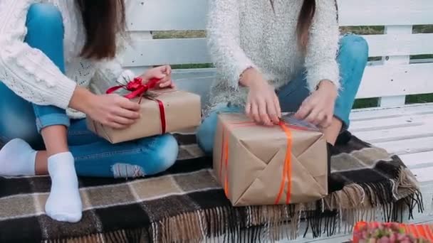 Dos hermosas chicas sosteniendo regalos — Vídeo de stock