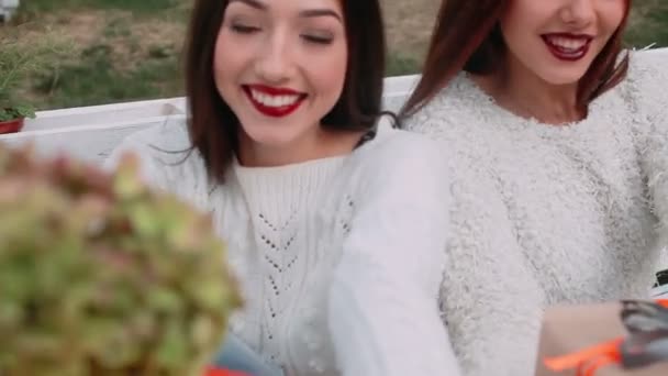 Dos hermosas chicas sosteniendo regalos — Vídeo de stock
