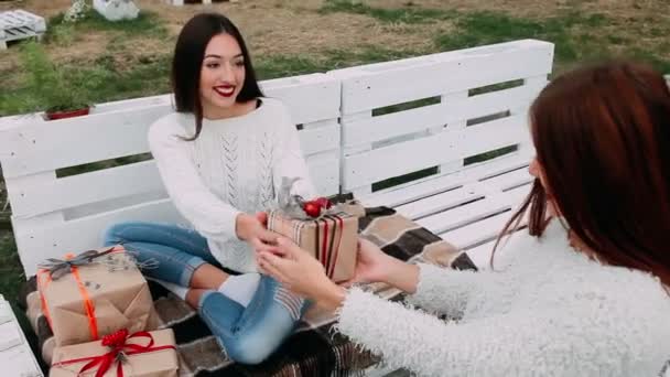 Meninas joga presentes uns aos outros — Vídeo de Stock