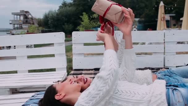 Mädchen packt ein Geschenk aus — Stockvideo