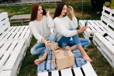 Selfie hediyeler ile iki kız yapın