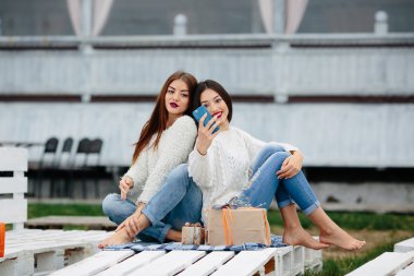 Selfie hediyeler ile iki kız yapın