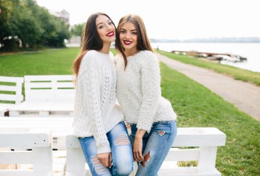 İki kız yalın tezgah