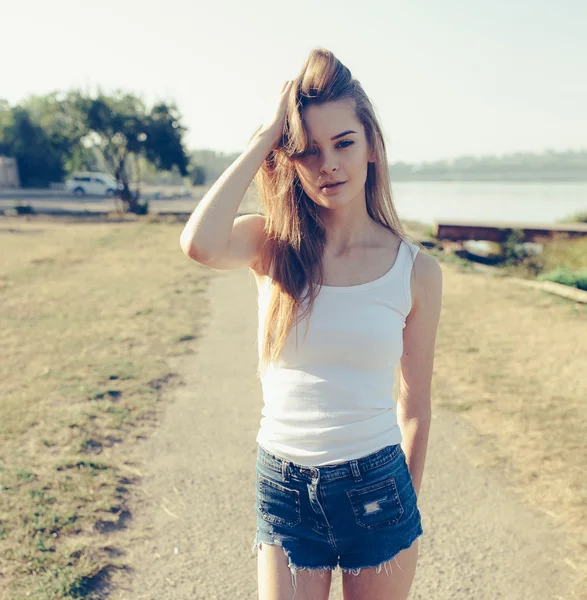 Young beautiful girl posing — Stock Photo, Image