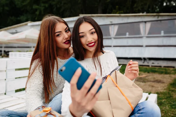 A két lány, hogy selfie ajándékokkal — Stock Fotó