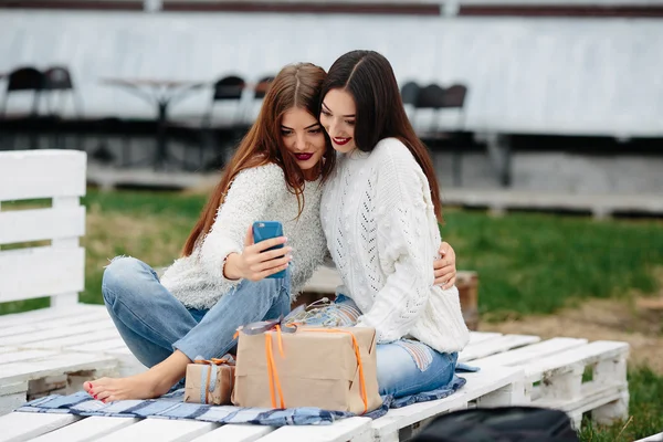 Dos chicas hacen selfie con regalos — Foto de Stock