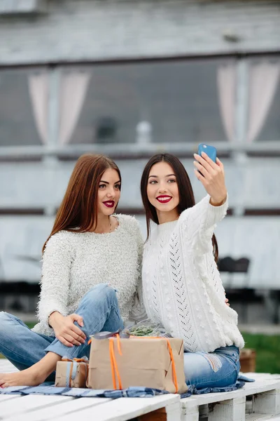 Dwie dziewczyny zrobić selfie z darami — Zdjęcie stockowe