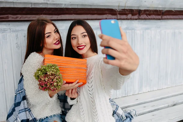 Duas meninas fazem selfie com presente — Fotografia de Stock