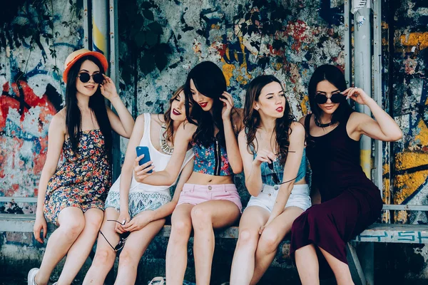 Fem vackra unga flickor avkopplande — Stockfoto