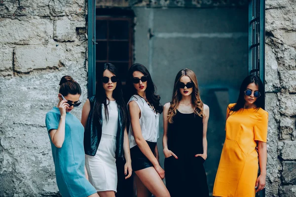 Cinque giovani belle ragazze in città — Foto Stock