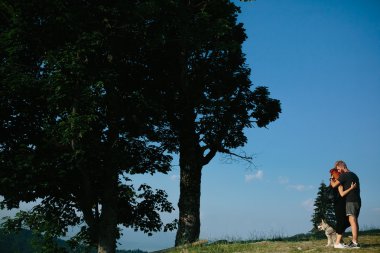 Dağlarda bir çiftin fotoğraf