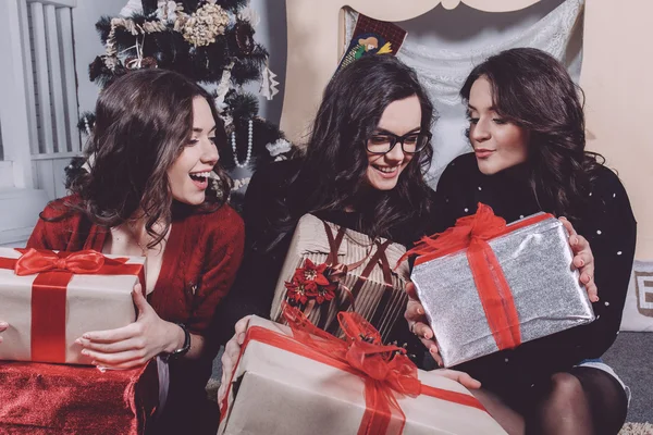 Vacker flicka öppnar julklappar — Stockfoto
