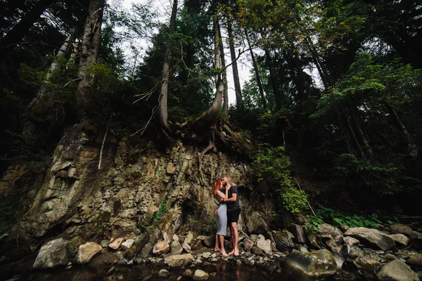 Beau couple sur le fond de forêt — Photo