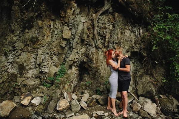 Belo casal no fundo da floresta — Fotografia de Stock