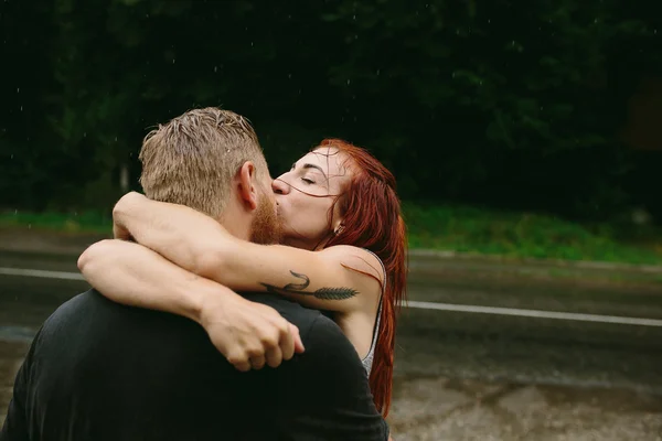 Hermosa pareja besándose en la lluvia —  Fotos de Stock