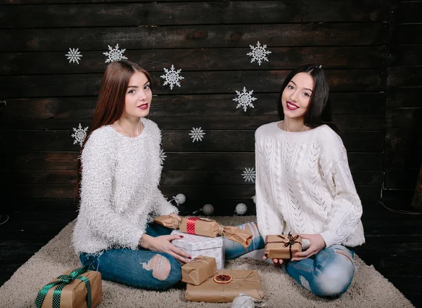 Dwa ładne dziewczyny z prezenty na Boże Narodzenie — Zdjęcie stockowe