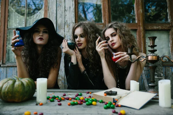 Trzy czarownice w tabeli — Zdjęcie stockowe