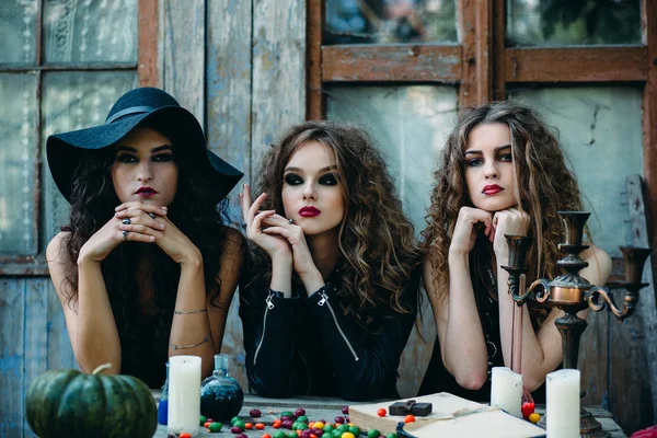 Três bruxas à mesa — Fotografia de Stock