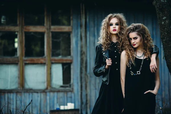 Deux femmes vintage comme sorcières — Photo