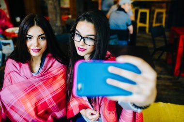 iki yakın arkadaş selfie kafede yapmak