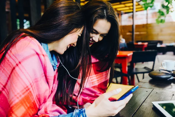 Zwei Mädchen hören Musik mit dem Smartphone — Stockfoto