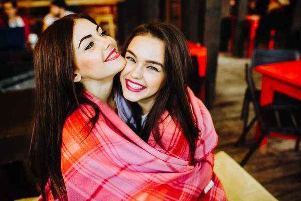 Dos chicas jóvenes y hermosas divirtiéndose en la cafetería — Foto de Stock