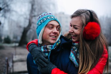 güzel çift küçük bir köprüde duruyor