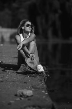 iskelede oturan güzel kız