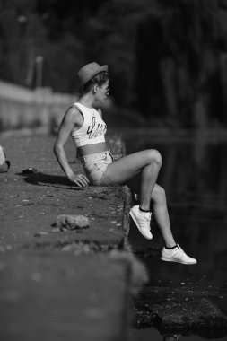 iskelede oturan güzel kız