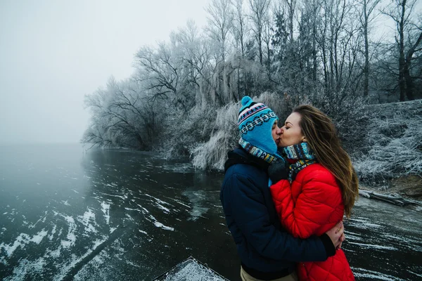 Hermosa pareja divirtiéndose en el muelle — Foto de Stock