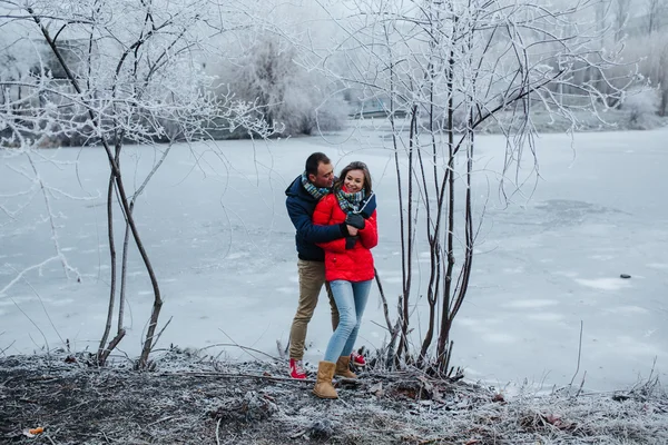 Schönes Paar posiert in der Nähe eines zugefrorenen Flusses — Stockfoto