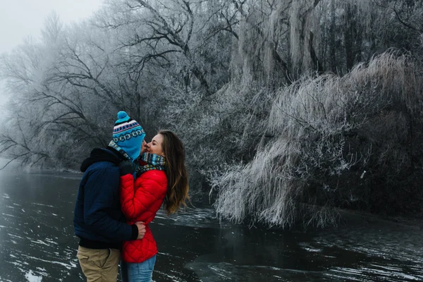 Nádherný pár baví na molu — Stock fotografie