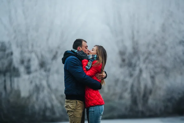 Hermosa pareja posando cerca de un río congelado —  Fotos de Stock