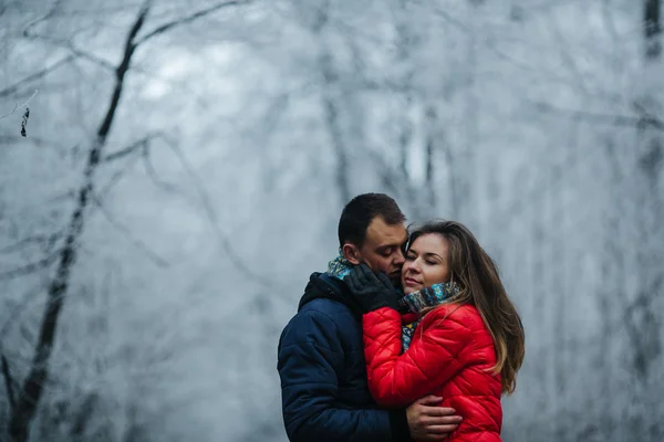 Пара, гуляющая по зимнему парку — стоковое фото
