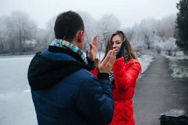 Casal em um dia de inverno — Fotografia de Stock