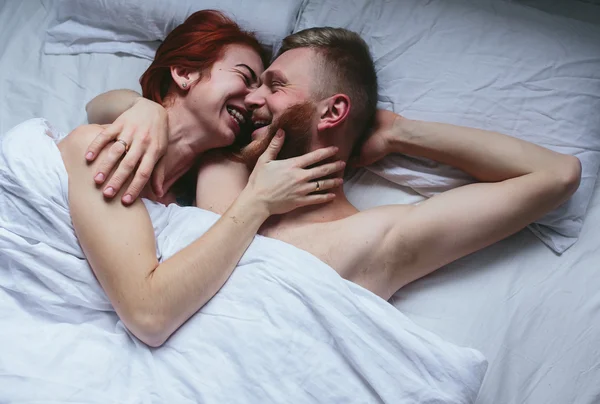Ungt par i sängen tillsammans — Stockfoto
