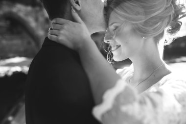 Gelin ve damat sokaklarda poz